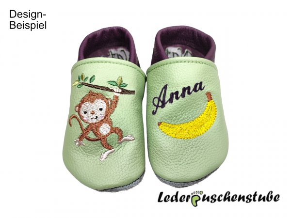 Lederpuschen pistazie-pflaume mit Namen pflaume und Banane gelb-braun links sowie rechts Affe Coco